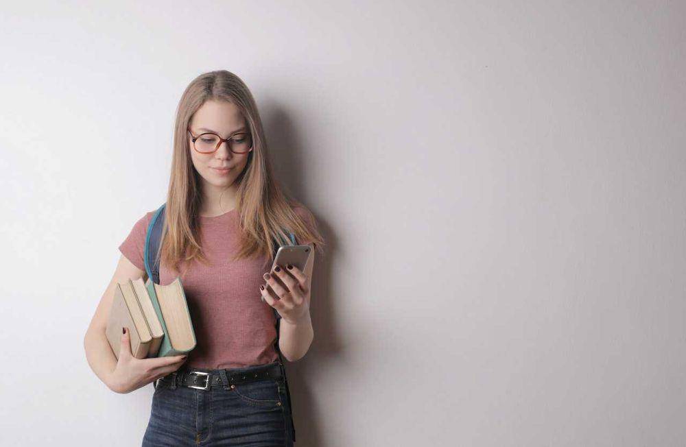 ilustrasi perempuan dan buku (pexels.com/Andrea Piacquadio)