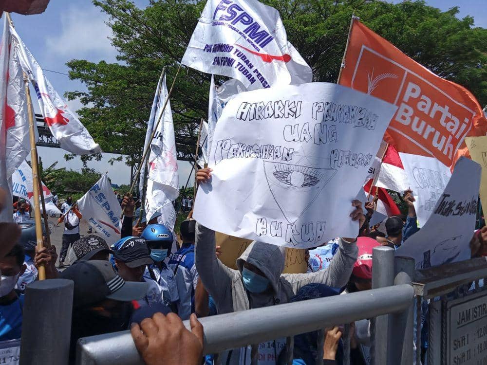 Ribuan buruh di Kabupaten Tuban menggelar aksi unjuk rasa menolak PHK sepihak. IDN Times/Imron