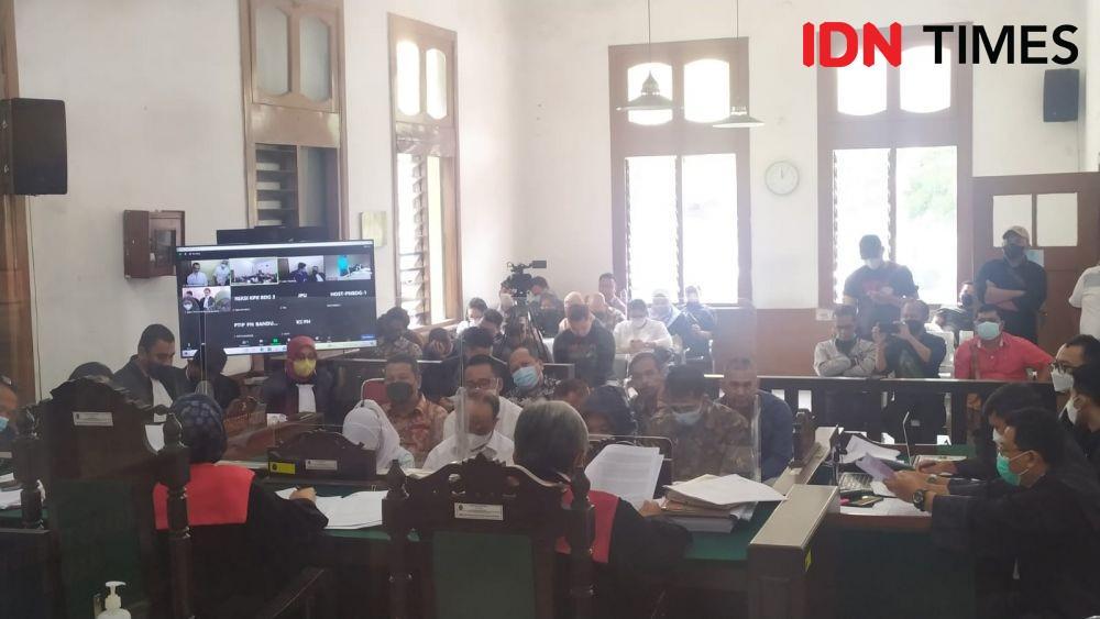 Persidangan pemeriksaan saksi suap BPK Jabar dengan terdakwa Ade Yasin (IDN Times/Azzis Zulkhairil)