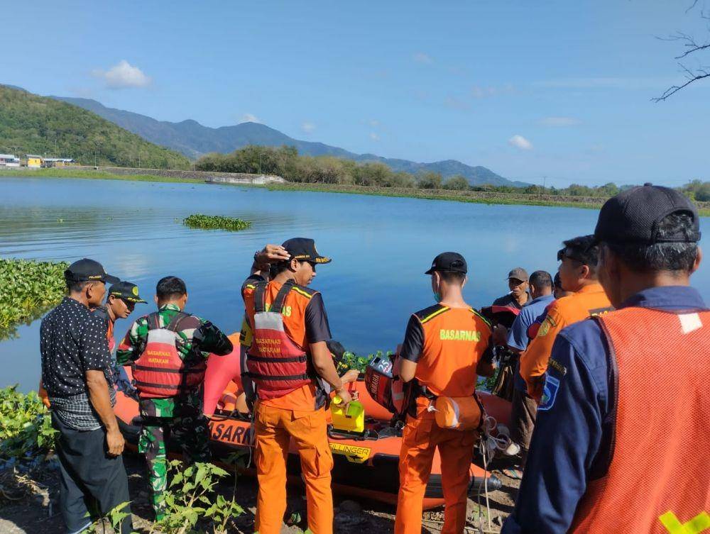 Tim SAR bersama polisi dan warga mencari korban yang tenggelam di Bendungan Pengga. (Dok. Polres Lombok Tengah)