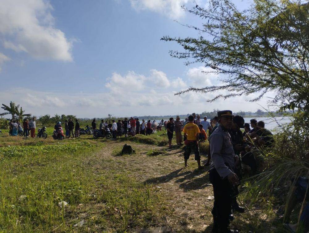 Warga juga ikut mencari korban dengan menggunakan perahu tradisional. (Dok. Polres Lombok Tengah)