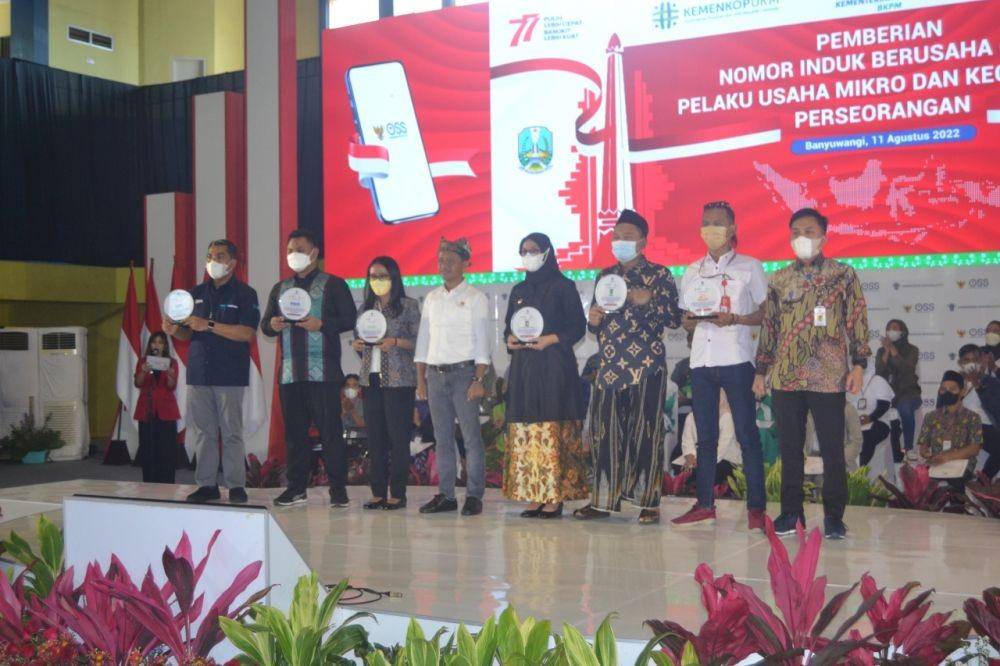 PT Permodalan Nasional Madani (PNM) bersama Kementerian Investasi/BKPM melakukan pemberdayaan dan pendampingan kepada pelaku ultra mikro perempuan di GOR Tawangalun, Kabupaten Banyuwangi, Jawa Timur (11/8/2022). (Dok. Pemkab Banyuwangi)