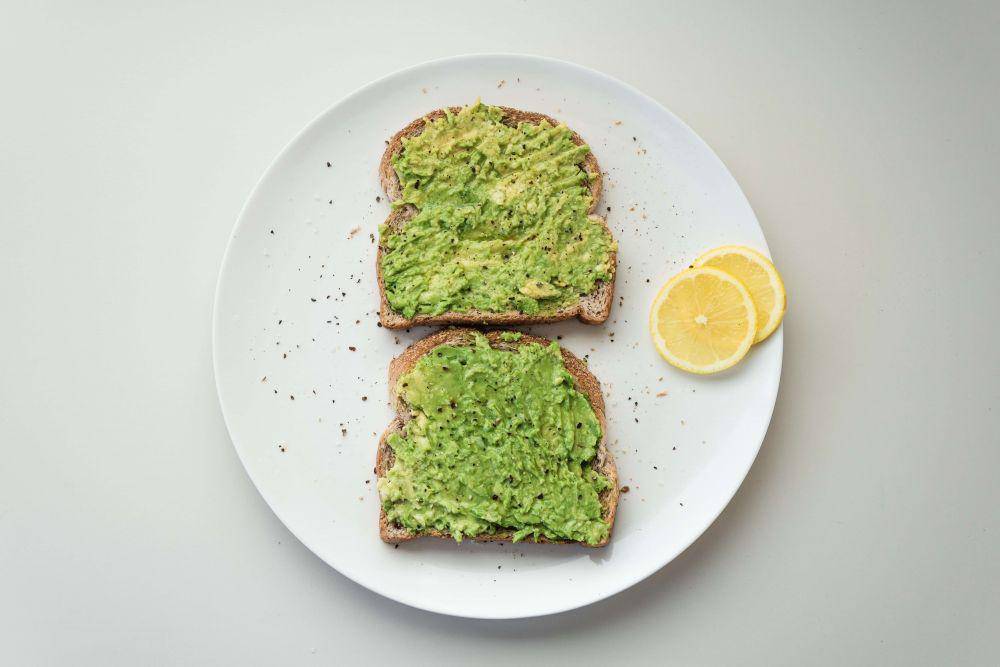 ilustrasi avocado toast (unsplash.com/Douglas Bagg)