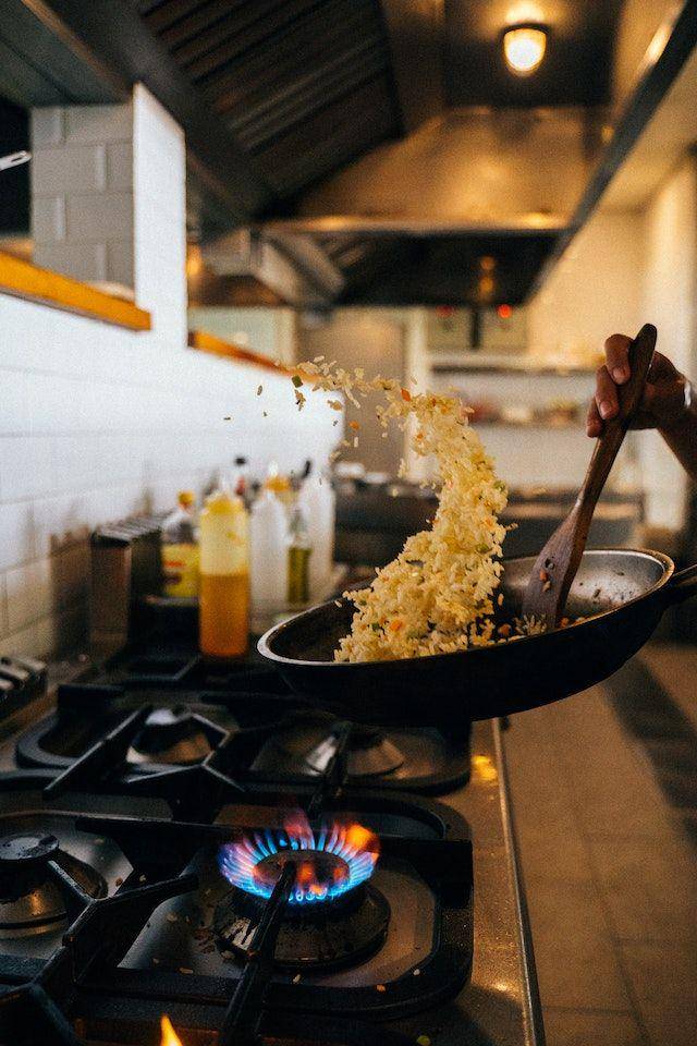 ilustrasi memasak nasi goreng udang (pexels.com/Anna Tarazevich)