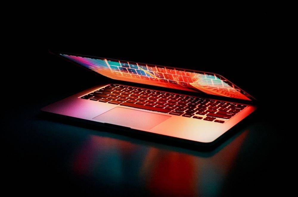 ilustrasi Macbook (pexels.com/Junior Teixeira)