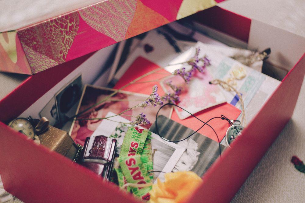 5 Cara Membuang Barang Kenangan, Biar Kamu Tak Galau Berkepanjangan