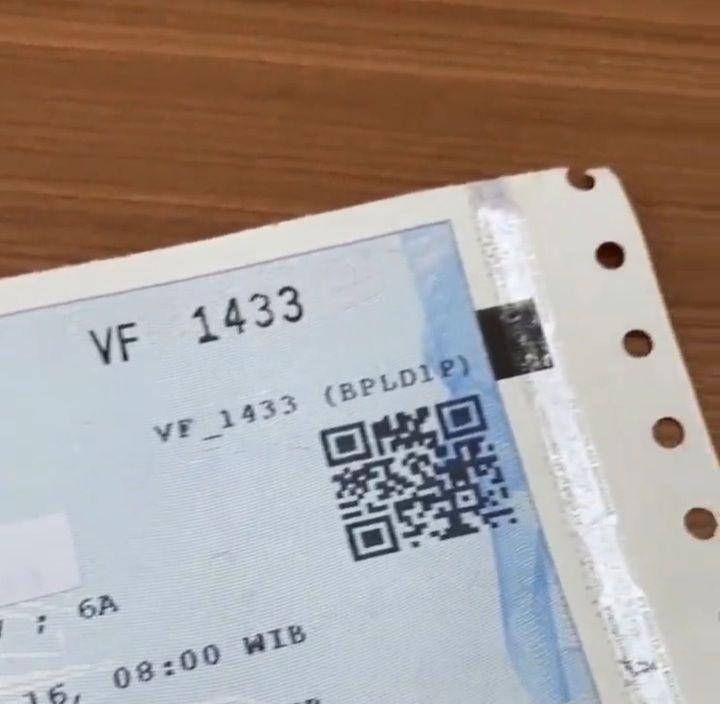 Tiket kertas dengan hologram dan QR Code (twitter.com/KAI121)