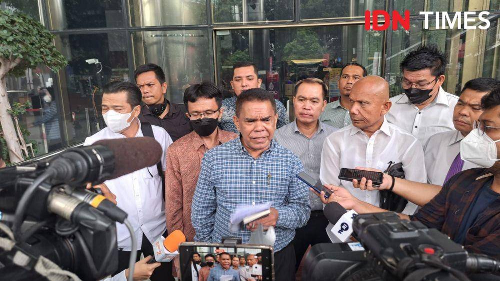 Perkumpulan Advokat 'TAMPAK' melaporkan Irjen Ferdy Sambo ke KPK pada Senin (15/8/2022). (IDN Times/Aryodamar0