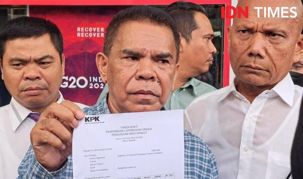 Perkumpulan Advokat 'TAMPAK' melaporkan Irjen Ferdy Sambo ke KPK pada Senin (15/8/2022). (IDN Times/Aryodamar0