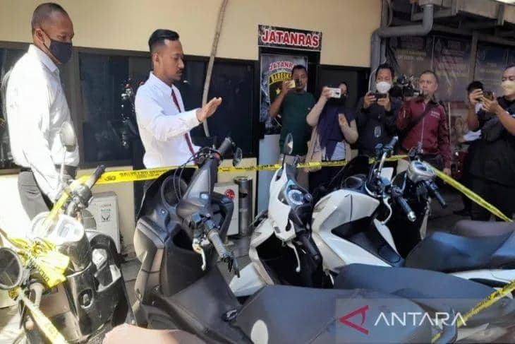 Kasat Reskrim Polresta Banjarmasin Kompol Thomas Afrian menunjukkan barang bukti sepeda motor, Senin (15/8/2022). ANTARA/Firman