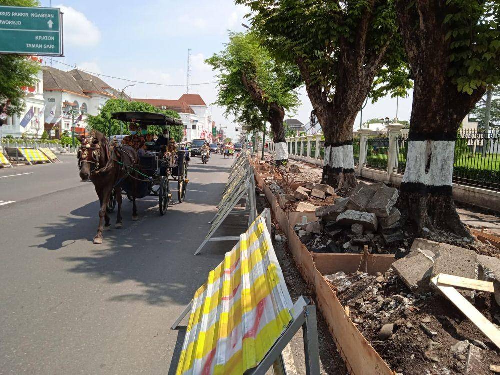 Pedestrian Jalan Ahmad Dahlan Kota Jogja Berubah Jadi Lahan Parkir