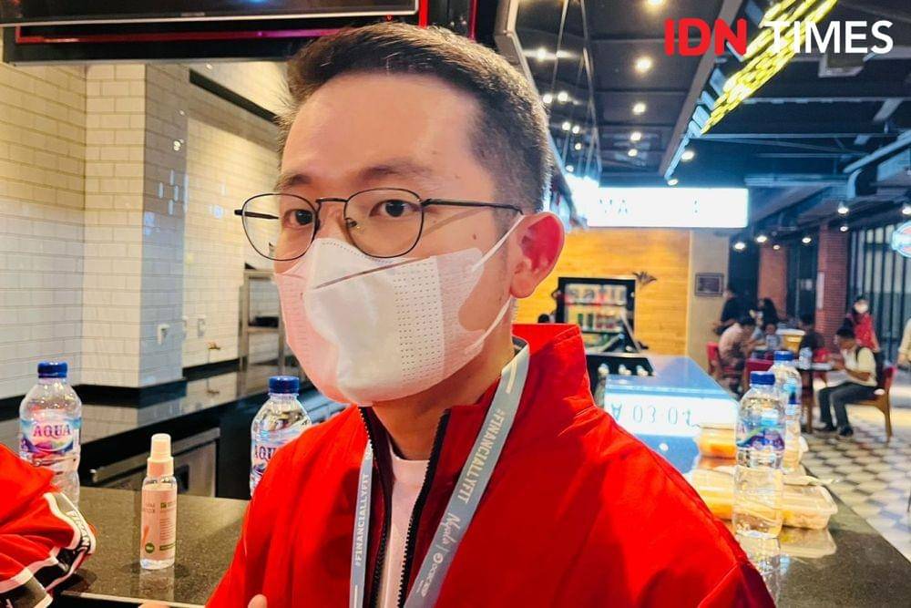 Financial Fitness Coach OCBC NISP, Tjokro Wimantara atau Pak Win, konten kreator #ASAHPOLAPIKIR. (IDN Times/Ridwan Aji Pitoko)