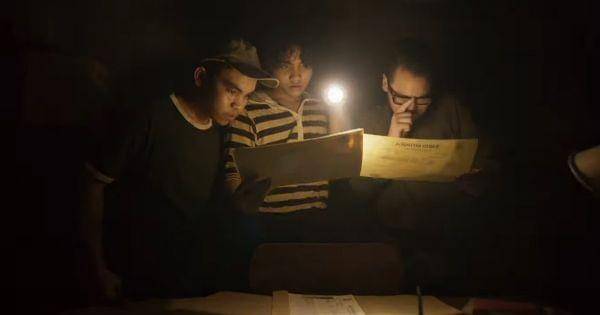 Bondi, Ari dan Darto menyelidiki tentang perkumpulan pemuja setan  ( Dok. Rapi Films / Pengabdi Setan 2 )