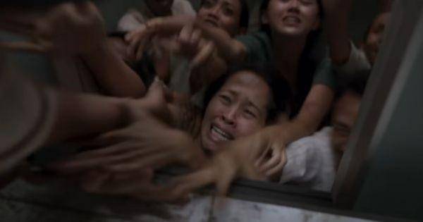 Para pengguna lift yang panik saat lift akan jatuh ( Dok. Rapi Films / Pengabdi Setan 2 )
