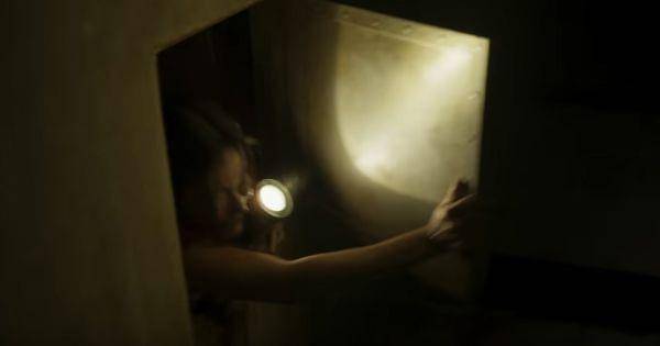 Tari bersembunyi di cerobong sampah ( Dok. Rapi Films / Pengabdi Setan 2 )