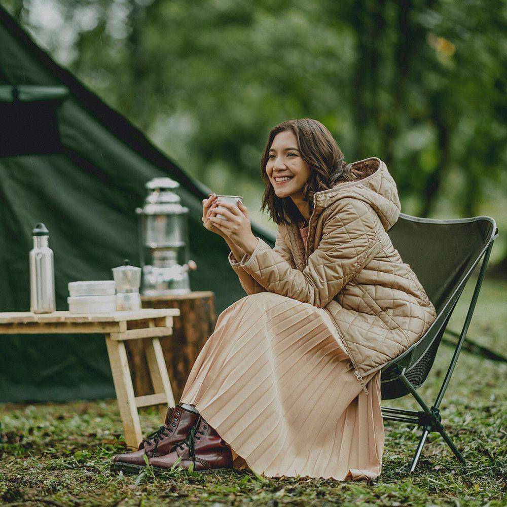 OOTD puffer jacket dan plisket skirt ala Sheila Dara (instagram.com/sheiladaisha)