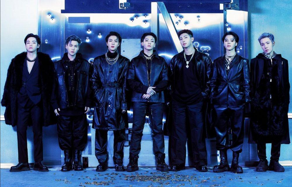 [QUIZ] Dari Biasmu di BTS, Ini Hadiah Panjat Pinang Pas Agustusan yang Kamu Dapat!