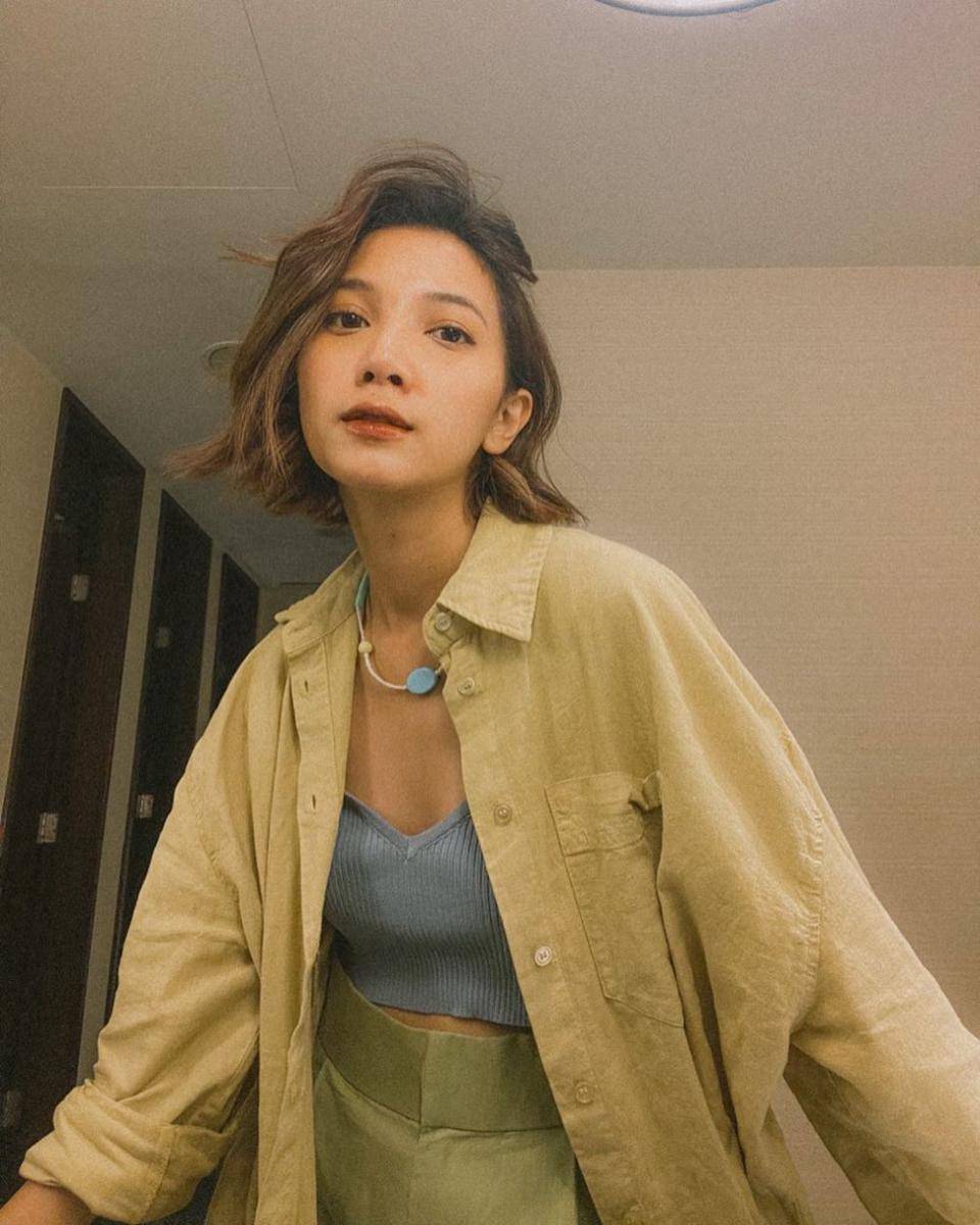 OOTD kemeja oversize dan pegged pants ala Sheila Dara (instagram.com/sheiladaisha)