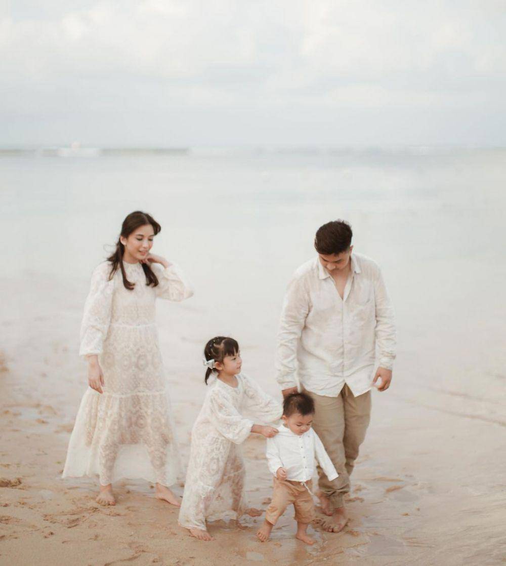 Keluarga Alinskie di pantai (instagram.com/glennalinskie)
