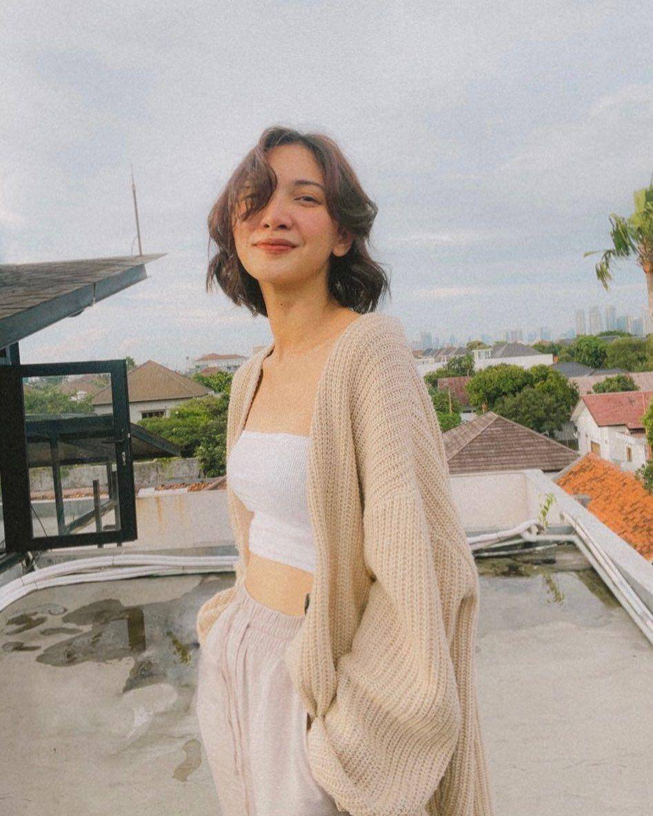 OOTD oversize cardigan rajut dan crop top ala Sheila Dara (instagram.com/sheiladaisha)