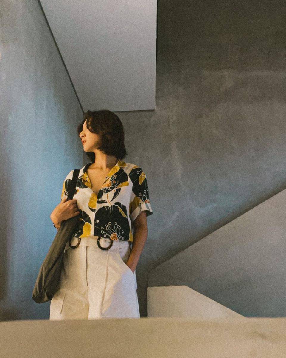 OOTD kemeja motif dan pegged pants ala Sheila Dara (instagram.com/sheiladaisha)