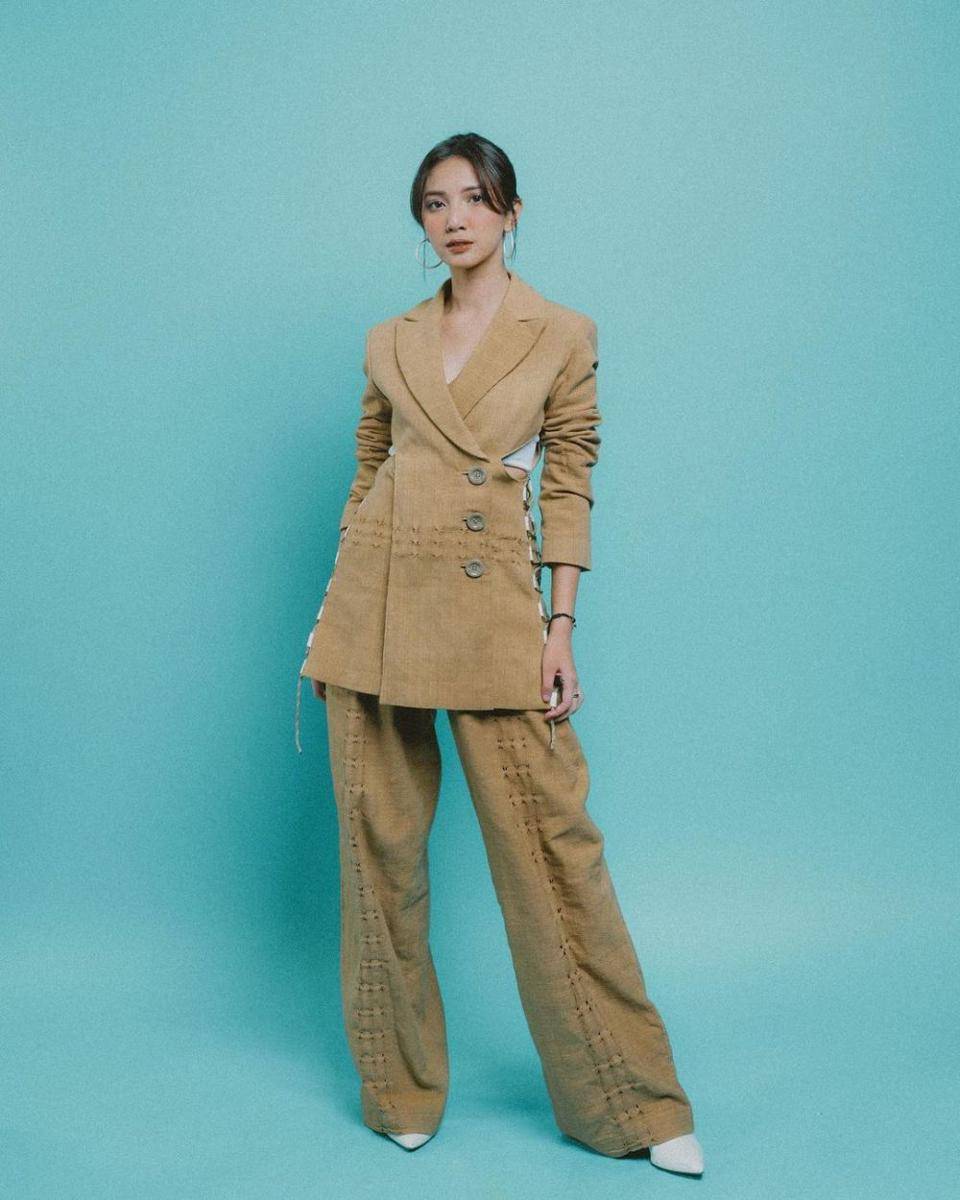 OOTD trench coat one set dan heels ala Sheila Dara (instagram.com/sheiladaisha)