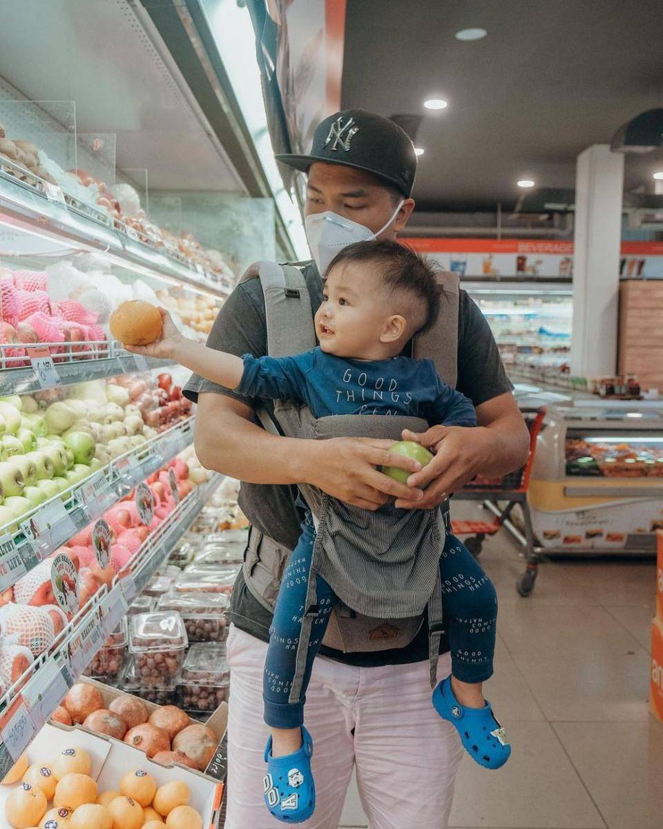 Glenn tampak menggendong Dante (instagram.com/glennalinskie)