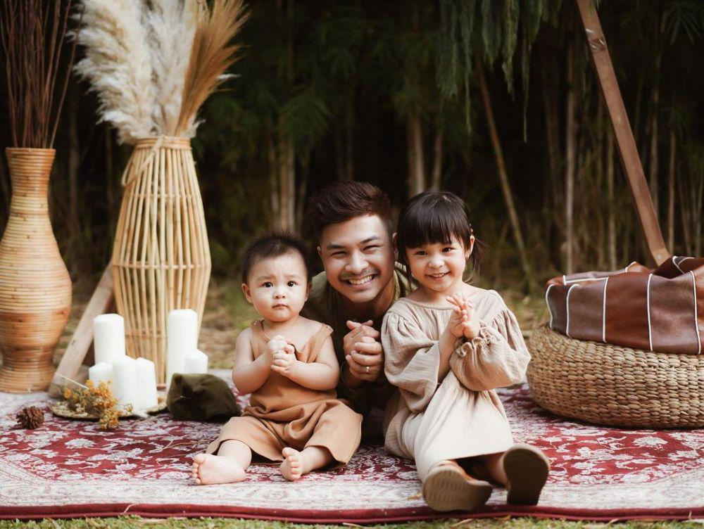 10 Potret Glenn Alinskie dengan Kedua Anaknya, Daddy Idaman!