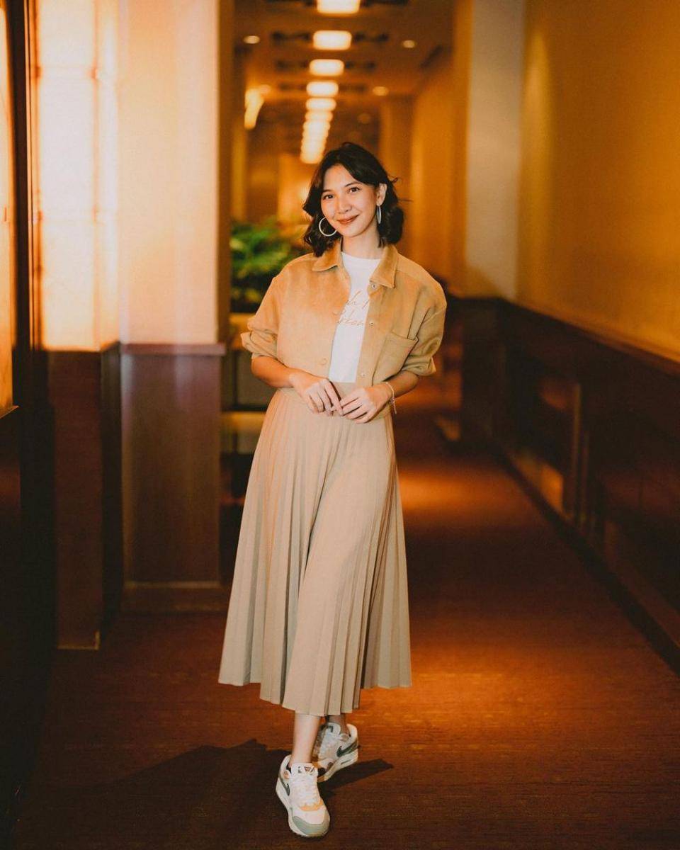 OOTD jaket jeans crop top dan plisket skirt ala Sheila Dara (instagram.com/sheiladaisha)