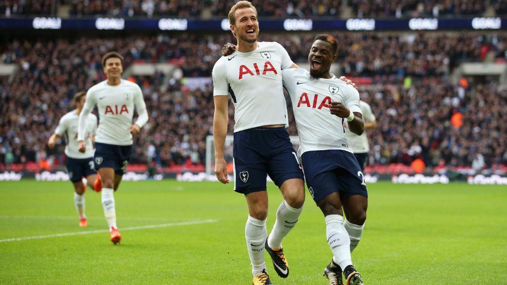 Harry Kane dan rekan-rekannya melakukan selebrasi gol. (premierleague.com)