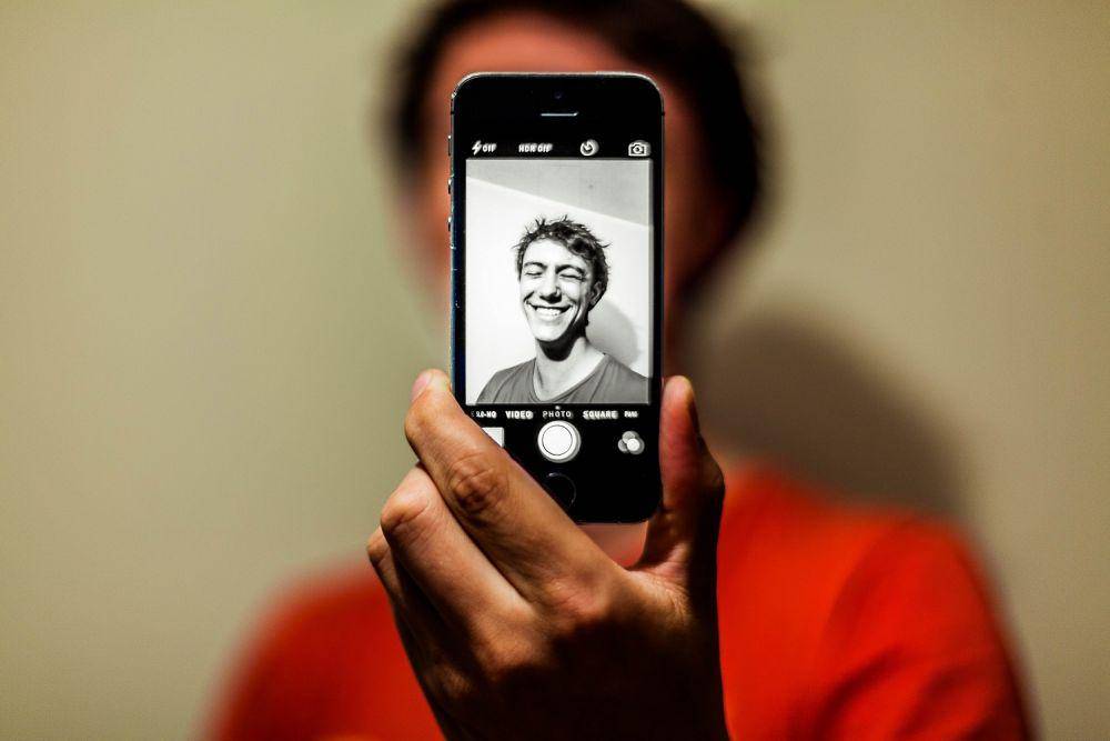 ilustrasi selfie (unsplash.com/Antoine Beauvillain)