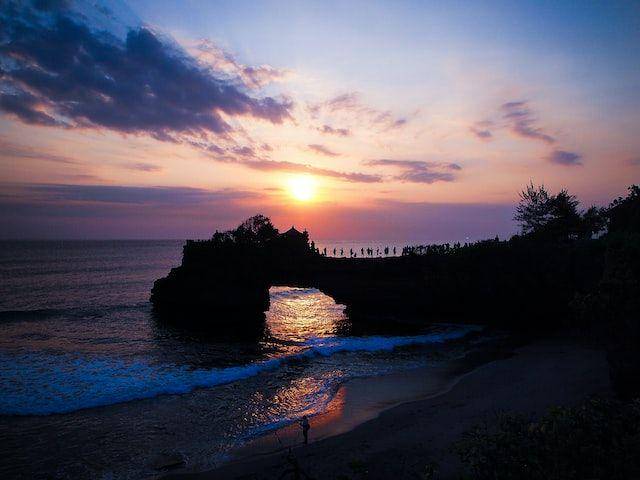 Pemandangan di Tanah Lot saat matahari terbenam (unsplash.com/bckfwd)