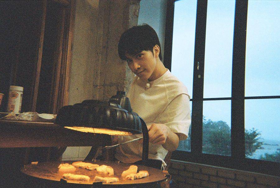 potret Hendery WayV pada konten "The Summer Talk" (twitter.com/WayV_official)