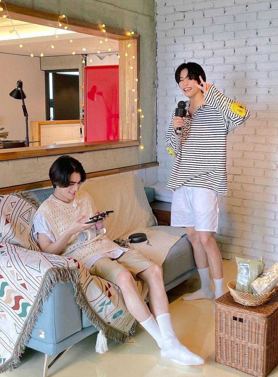 potret Xiaojun dan Yangyang WayV pada konten "The Summer Talk" (twitter.com/WayV_official)