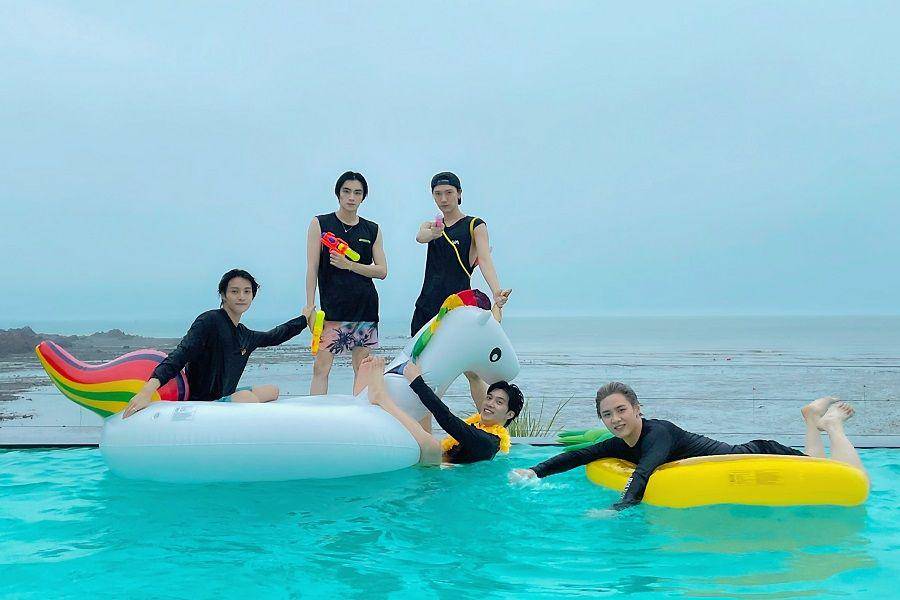 potret Kun, Ten, Xiaojun, Hendery, dan Yangyang WayV pada konten "The Summer Talk" (twitter.com/WayV_official)