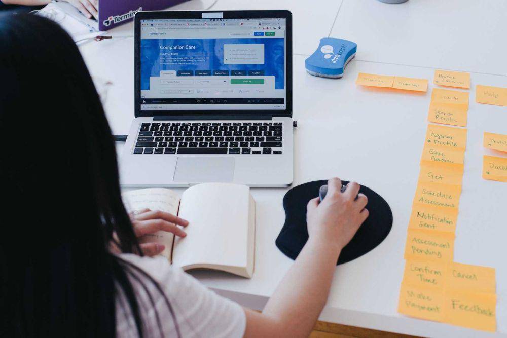 ilustrasi sticky notes (unsplash.com/jasongoodman_youxventures)
