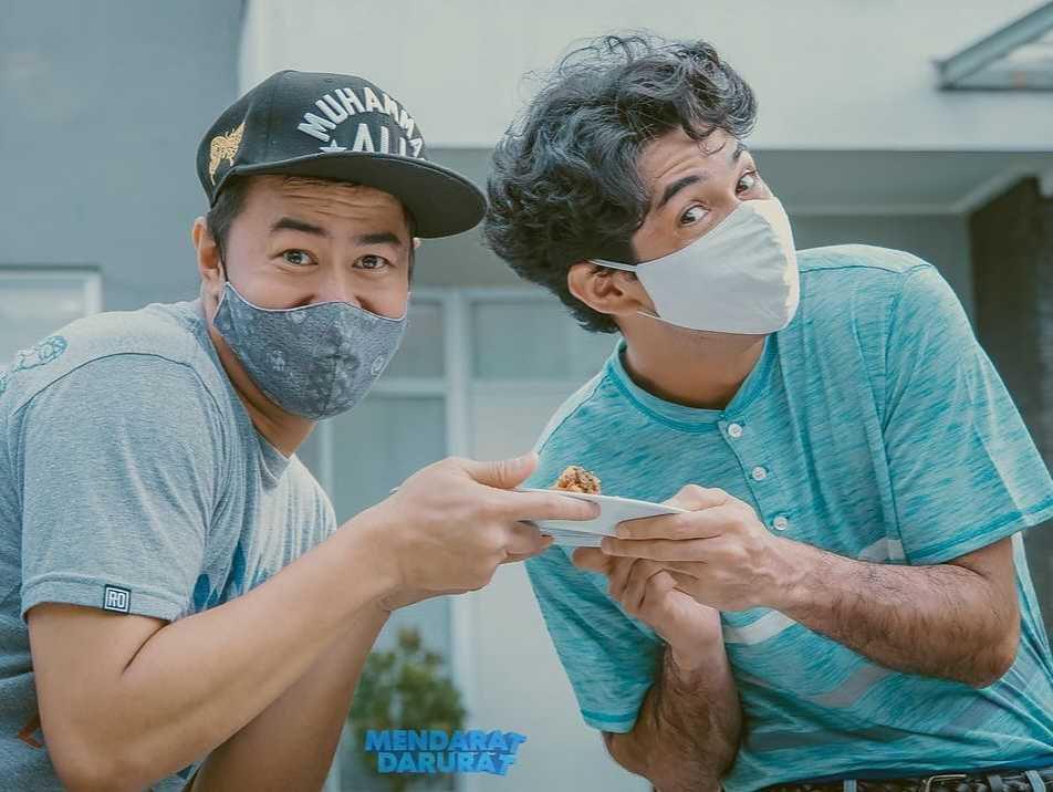 10 Potret Reza Rahadian dan Pandji Pragiwaksono di Mendarat Darurat