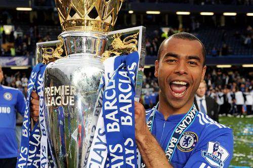Ashley Cole kala membela Chelsea (premierleague.com)