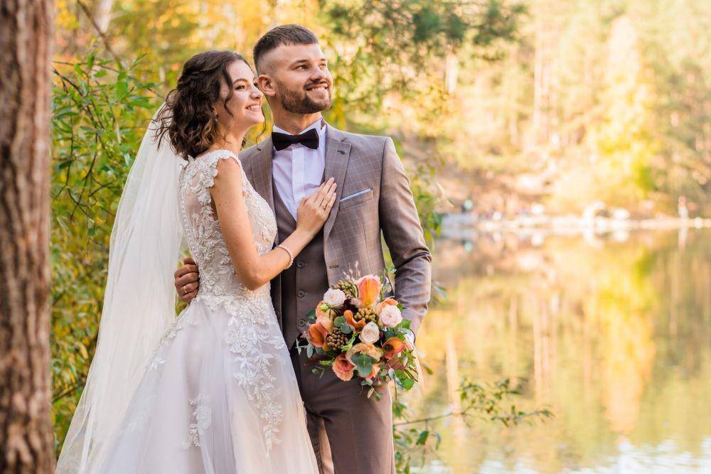ilustrasi mempelai laki-laki dan perempuan (Unsplash.com/Євгенія Височина)