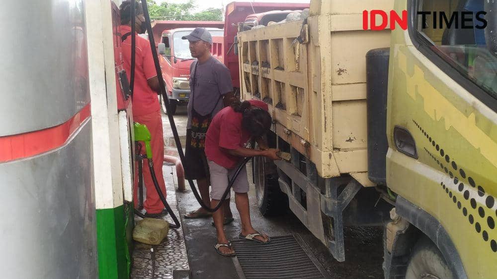 Seorang supir truk saat mengisi solar disaksikan petugas SPBU, IDN Times/ Ricky Lodar