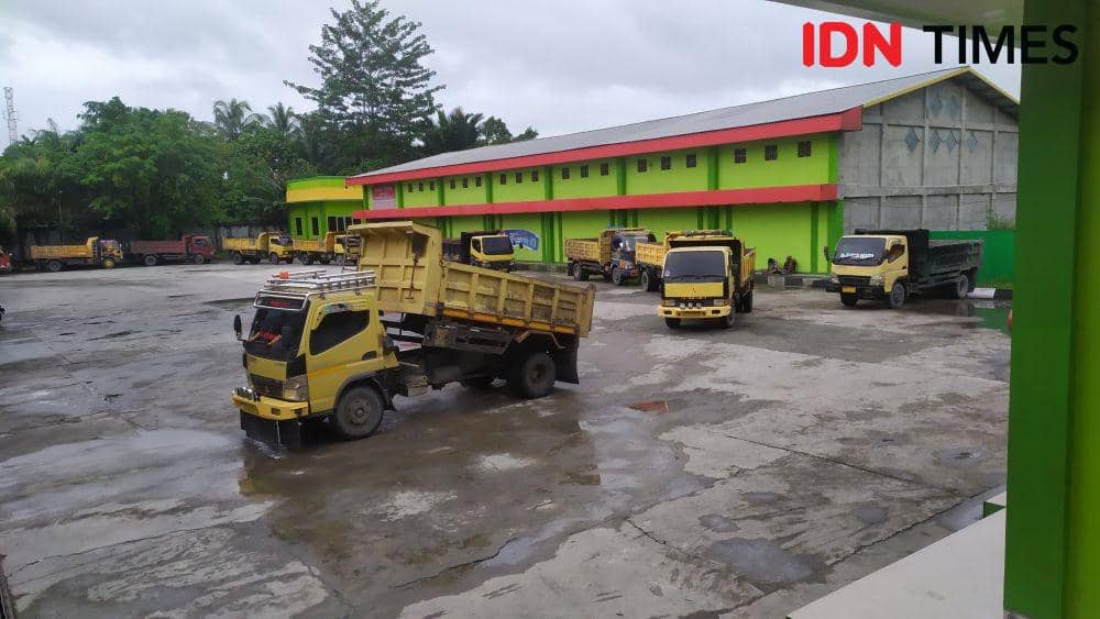 Antrean panjang kendaraan roda 6 di SPBU Nawaripi IDN Times/ Ricky Lodar