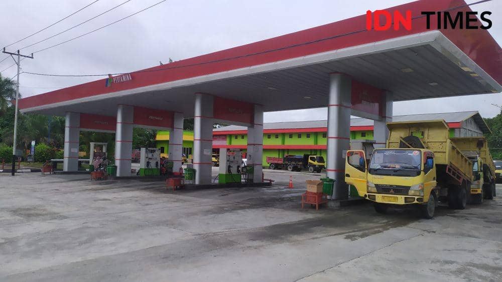 Antrean panjang kendaraan roda 6 di SPBU Nawaripi IDN Times/ Ricky Lodar