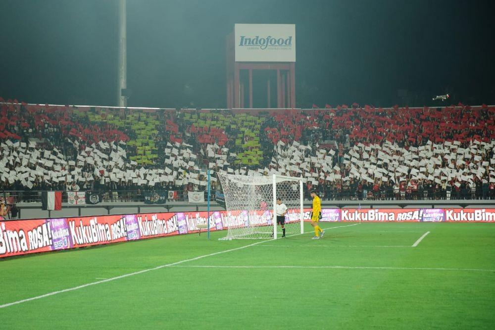 Nasionalisme Suporter Bali United, Kibarkan Bendera Ukuran Raksasa