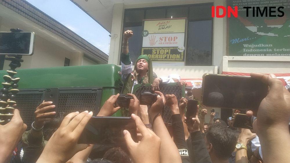 Naik Mobil Tahanan, Bahar bin Smith Teriak 'Merdeka, NKRI Harga Mati!'