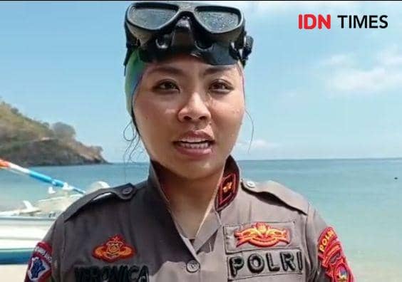 Pengibar bendera merah putih bawah laut Kompol Veronica. (IDN Times/Muhammad Nasir)