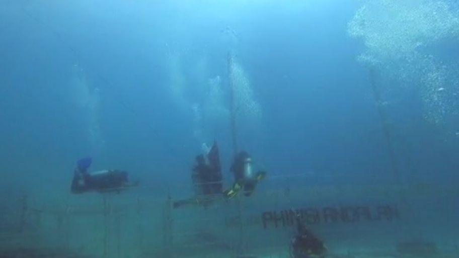 Bendera Merah Putih Berkibar di Dasar Laut Pulau Kodingareng Keke