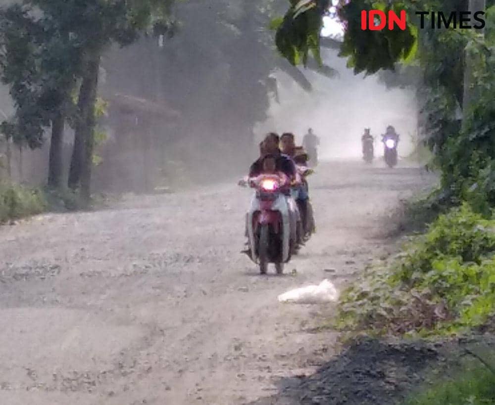Salah satu jalan yang rusak dan menimbulkan debu ketika musim kemarau dikarenakan aspal sudah terkelupas (IDN Times/ Bambang Suhandoko)