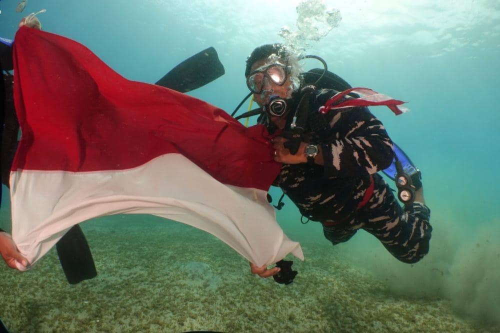 Bendera Merah Putih Dikibarkan di Bawah Laut Pulau Lombok