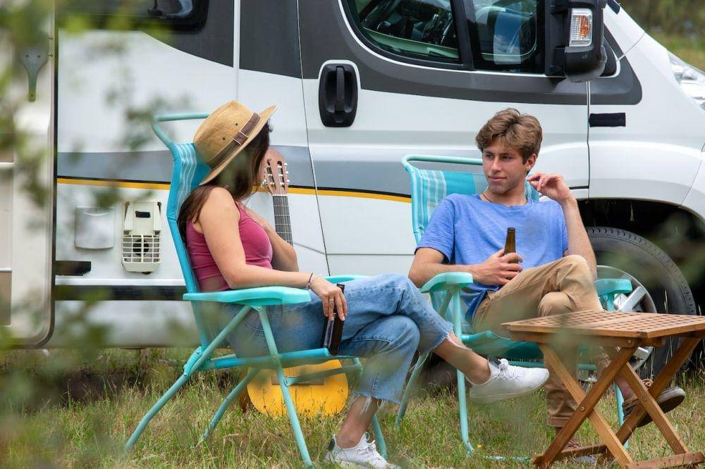 ilustrasi pasangan berbincang (pexels.com/Kampus Production)