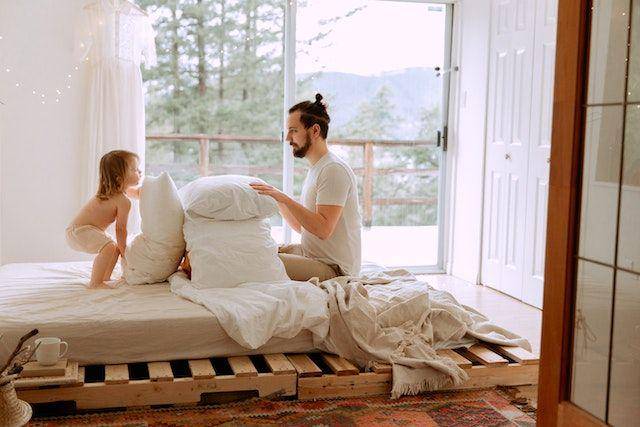 ilustrasi ayah dan anak di atas tempat tidur (pexels.com/Tatiana Syrikova)